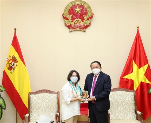 Bộ trưởng Bộ VHTTDL Nguyễn Văn Hùng tặng quà lưu niệm cho Đại sứ Tây Ban Nha tại Việt Nam, bà María Del Pilar Méndez Jiménez